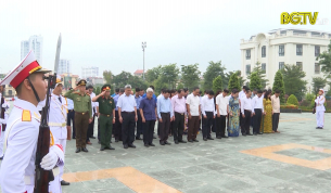 C&aacute;c đồng ch&iacute; l&atilde;nh đạo tỉnh viếng Đ&agrave;i tưởng niệm c&aacute;c anh h&ugrave;ng liệt sĩ