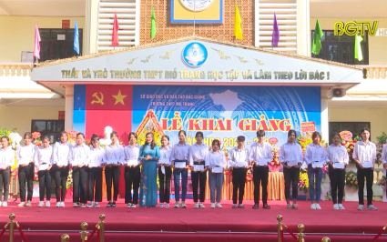 C&aacute;c đồng ch&iacute; TT HĐND, UBND tỉnh dự lễ khai giảng tại một số trường học