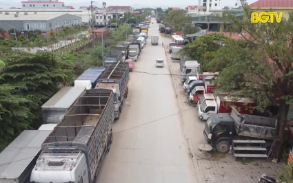 C&aacute;c phương tiện lấn chiếm l&ograve;ng đường tại cụm c&ocirc;ng nghiệp Dĩnh Tr&igrave;