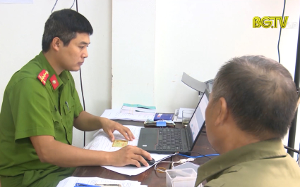 Cao điểm tiếp nhận hồ sơ cấp CCCD v&agrave; t&agrave;i khoản định danh điện tử