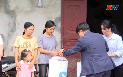 &ldquo;Cặp l&aacute; y&ecirc;u thương&rdquo; đồng h&agrave;nh c&ugrave;ng học sinh ngh&egrave;o vượt kh&oacute; 