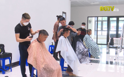 Cắt t&oacute;c miễn ph&iacute; cho bệnh nh&acirc;n