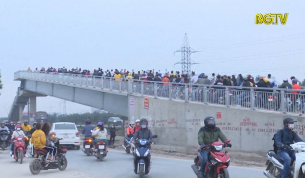 Cầu vượt Quốc lộ 1 thường xuy&ecirc;n &ugrave;n tắc v&agrave;o giờ cao điểm