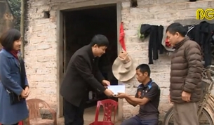 Quỹ "Tấm l&ograve;ng v&agrave;ng" Đ&agrave;i PTTH Bắc Giang trao tiền ủng hộ cho người ngh&egrave;o