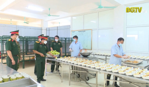 Chăm lo bữa ăn cho c&ocirc;ng d&acirc;n trong khu c&aacute;ch ly tập trung 