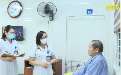 Chăm s&oacute;c sức khỏe người cao tuổi khi giao m&ugrave;a