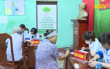 Chăm s&oacute;c sức khỏe, tri &acirc;n người c&oacute; c&ocirc;ng nh&acirc;n dịp 27/7  
