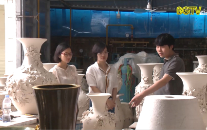 Ch&agrave;ng trai đam m&ecirc; nghệ thuật gốm sứ đắp nổi