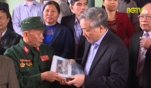 Ch&aacute;nh &aacute;n TAND Tối cao tặng qu&agrave; Cựu chiến binh Trung đo&agrave;n Đề Th&aacute;m