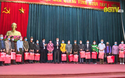 Ch&aacute;nh Văn ph&ograve;ng Trung ương Đảng thăm, tặng qu&agrave; Tết tại tỉnh Bắc Giang