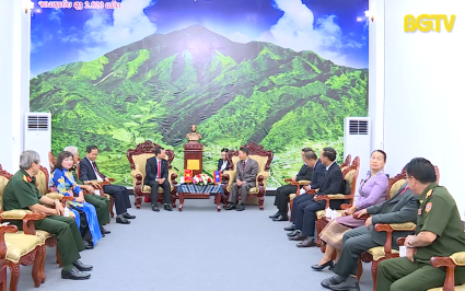 Ch&agrave;o x&atilde; giao B&iacute; thư Tỉnh ủy, Tỉnh trưởng tỉnh Xay Sổm Bun