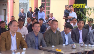 Ch&iacute;nh quyền x&atilde; c&ocirc;ng khai xin lỗi nh&acirc;n d&acirc;n về sai phạm trong b&igrave;nh x&eacute;t hộ ngh&egrave;o