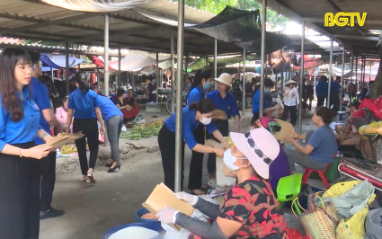 Chợ d&acirc;n sinh giảm thiểu r&aacute;c thải nhựa 