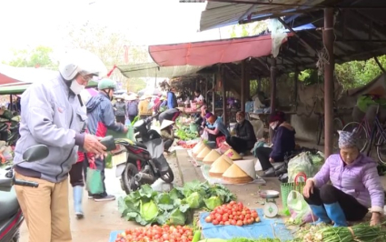Chợ tết ven đ&ecirc;