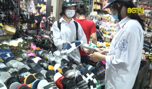 Chống bu&ocirc;n lậu: Tồn tại trong xử l&yacute; h&agrave;ng h&oacute;a ở chợ Thương