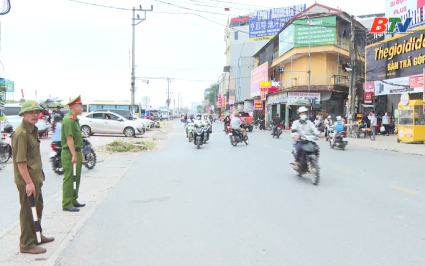 Chống &ugrave;n tắc giao th&ocirc;ng giờ cao điểm tr&ecirc;n đường gom khu c&ocirc;ng nghiệp