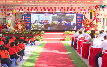Chủ tịch HĐND tỉnh dự lễ khai giảng năm học mới tại trường Tiểu học Đ&igrave;nh Bảng 2