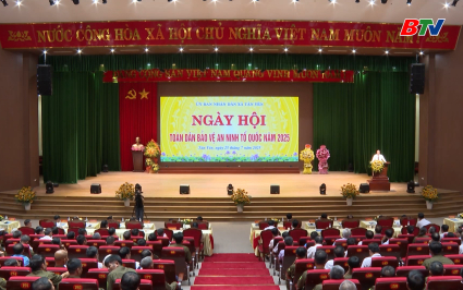 Chủ tịch HĐND tỉnh dự Ng&agrave;y hội to&agrave;n d&acirc;n bảo vệ ANTQ x&atilde; T&acirc;n Y&ecirc;n 