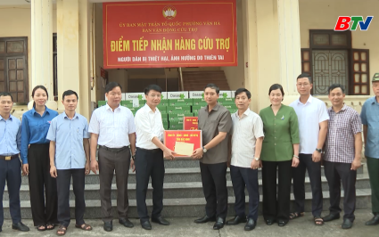 Chủ tịch HĐND tỉnh kiểm tra c&ocirc;ng t&aacute;c cứu trợ tại phường V&acirc;n H&agrave;