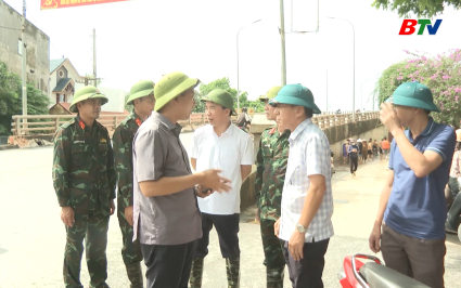 Chủ tịch HĐND tỉnh kiểm tra t&igrave;nh h&igrave;nh mưa lũ