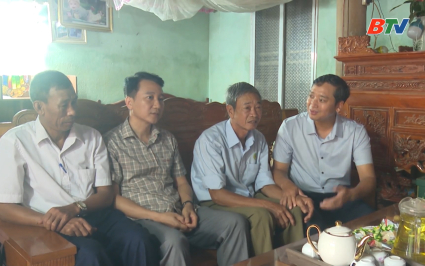 Chủ tịch HĐND tỉnh thăm, tặng qu&agrave; người c&oacute; c&ocirc;ng tại x&atilde; Ho&agrave;ng V&acirc;n 