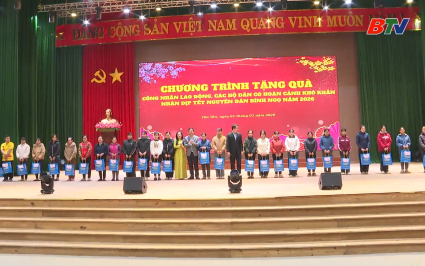 Chủ tịch HĐND tỉnh thăm, tặng qu&agrave; Tết tại x&atilde; T&acirc;n Y&ecirc;n