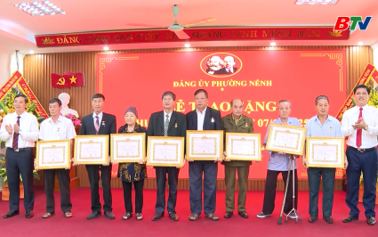 Chủ tịch HĐND tỉnh trao huy hiệu Đảng tại phường Nếnh 