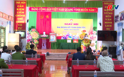 Chủ tịch Ủy ban MTTQ tỉnh dự Ng&agrave;y hội Đại đo&agrave;n kết tại th&ocirc;n Ch&ugrave;a Nguộn