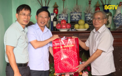 Chủ tịch UBND tỉnh thăm, tặng qu&agrave; người cao tuổi v&agrave; trẻ em