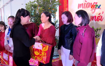 Chủ tịch Ủy ban MTTQ tỉnh thăm, ch&uacute;c Tết C&ocirc;ng ty TNHH DHA 