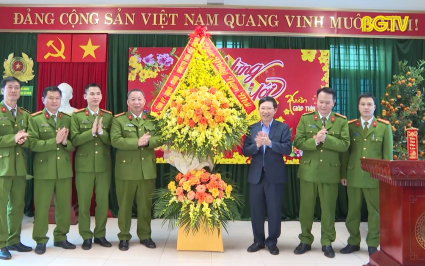 Chủ tịch UBND tỉnh ch&uacute;c Tết c&aacute;c đơn vị trực Tết