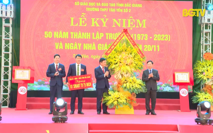 Chủ tịch UBND tỉnh dự kỷ niệm 50 năm thành l&acirc;̣p Trường THPT T&acirc;n Y&ecirc;n s&ocirc;́ 2