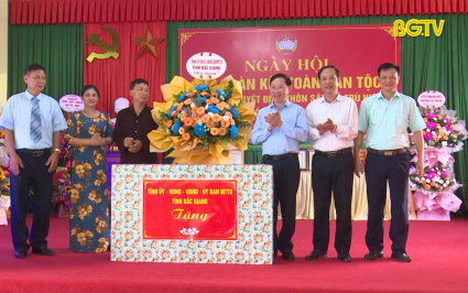 Chủ tịch UBND tỉnh dự ng&agrave;y hội đại đo&agrave;n kết d&acirc;n tộc tại th&ocirc;n Sậy