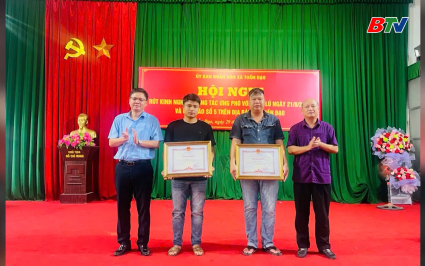 Chủ tịch UBND tỉnh khen thưởng hai D&acirc;n qu&acirc;n dũng cảm cứu người trong mưa lũ