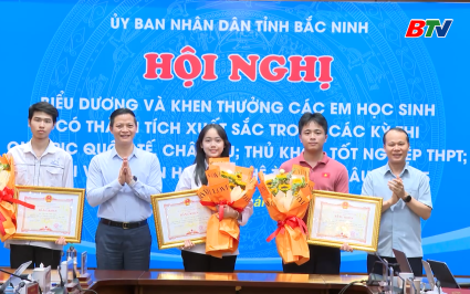 Biểu dương, khen thưởng học sinh c&oacute; th&agrave;nh t&iacute;ch xuất sắc trong c&aacute;c kỳ thi 