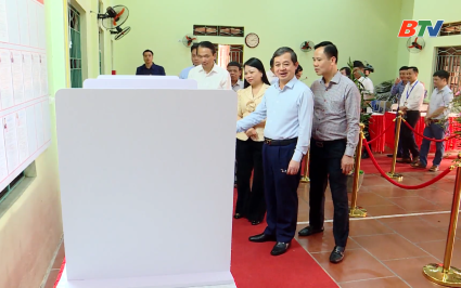 Chủ tịch UBND tỉnh kiểm tra c&ocirc;ng t&aacute;c bầu cử 