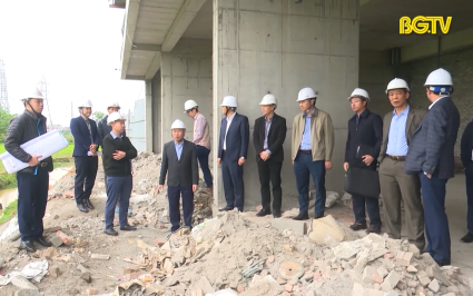Chủ tịch UBND tỉnh kiểm tra c&ocirc;ng tr&igrave;nh giao th&ocirc;ng, nh&agrave; ở x&atilde; hội