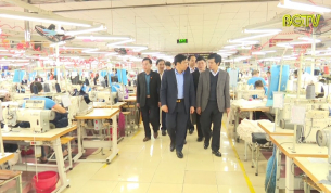 Chủ tịch UBND tỉnh nắm bắt t&igrave;nh h&igrave;nh sản xuất của doanh nghiệp may