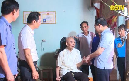Chủ tịch UBND tỉnh tặng qu&agrave; người c&oacute; c&ocirc;ng huyện Hiệp H&ograve;a