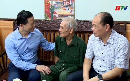 Chủ tịch UBND tỉnh tặng qu&agrave; người c&oacute; c&ocirc;ng tại phường Bắc Giang v&agrave; phường Đa Mai