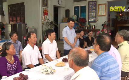 Chủ tịch UBND tỉnh thăm, ch&uacute;c mừng người cao tuổi