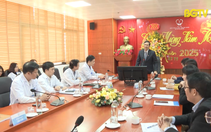Chủ tịch UBND tỉnh thăm, ch&uacute;c Tết đơn vị trực Tết 