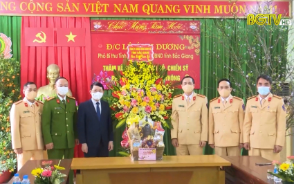 Chủ tịch UBND tỉnh thăm, ch&uacute;c Tết ph&ograve;ng CSGT v&agrave; B&aacute;o Bắc Giang