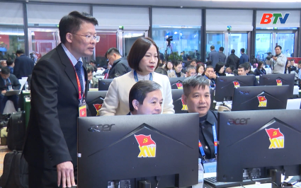 Chủ tịch UBND tỉnh thăm, động vi&ecirc;n ph&oacute;ng vi&ecirc;n t&aacute;c nghiệp tại Trung t&acirc;m b&aacute;o ch&iacute; Đại hội XIV của Đảng