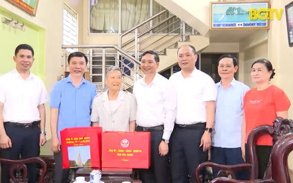 Chủ tịch UBND tỉnh thăm, tặng qu&agrave; chiến sỹ c&aacute;ch mạng bị địch bắt t&ugrave; đ&agrave;y