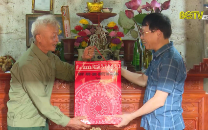 Chủ tịch UBND tỉnh thăm, tặng qu&agrave; người c&oacute; c&ocirc;ng