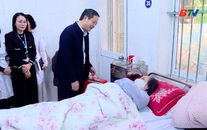 Chủ tịch UBND tỉnh thăm, tặng qu&agrave; Tết Nguy&ecirc;n đ&aacute;n B&iacute;nh Ngọ