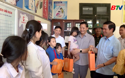 Chủ tịch UBND tỉnh thăm, tặng qu&agrave; trung thu trẻ em v&agrave; người d&acirc;n bị ảnh hưởng do lũ lụt