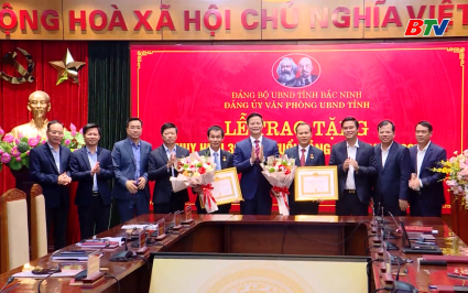 Chủ tịch UBND tỉnh trao Huy hiệu Đảng tại Văn ph&ograve;ng UBND tỉnh