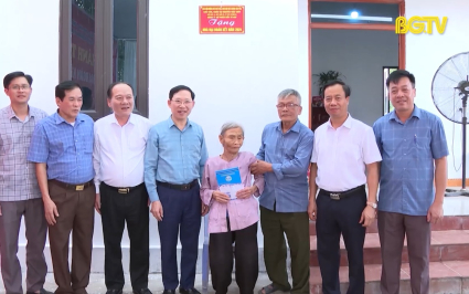 Chủ tịch UBND tỉnh trao nh&agrave; đại đo&agrave;n kết cho hộ ngh&egrave;o 